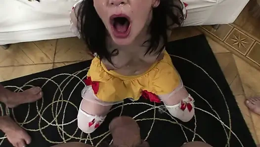 Sıcak bir kar prensesi için çok sert bir çift penetrasyon!