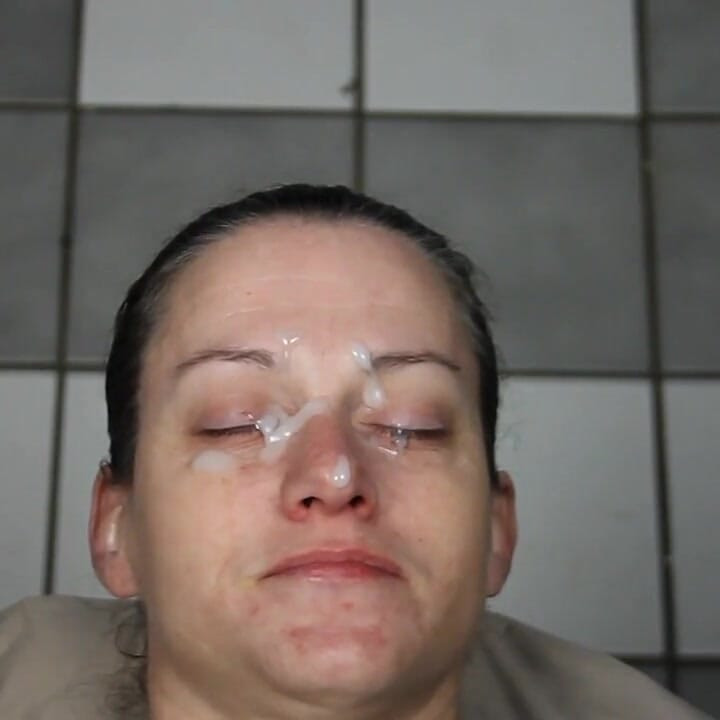 Piuliță în Dirty Dees futând o față drăguță