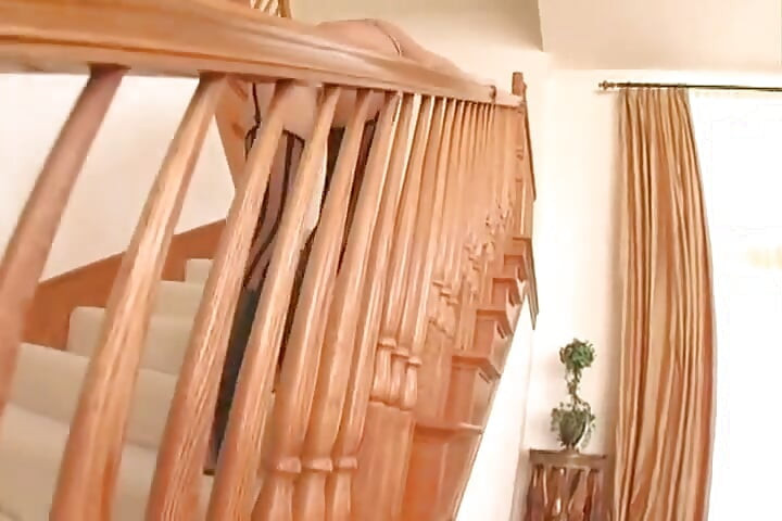 بلوند داغ با جوراب‌های سکسی مثل گاوچران سوار کیر سیاه بزرگ می‌شه