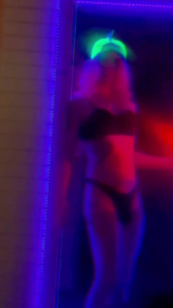 Neonska pušačica kurva