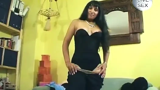 Memek becek cewek hot rambut cokelat ini lagi asik muasin memeknya pakai dildo sampai orgasme