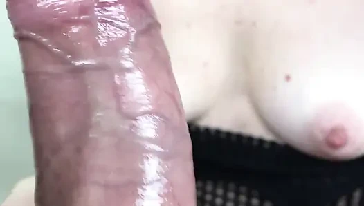 Kız arkadaşım silikon eldivenle yarağıma ve taşaklarıma masaj yapıyor. Memelere boşalma. bakış açısı