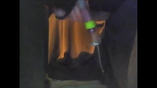 Melktisch, schwanzkopf-vakuumlutschen mit gefesselten schwanz und eiern