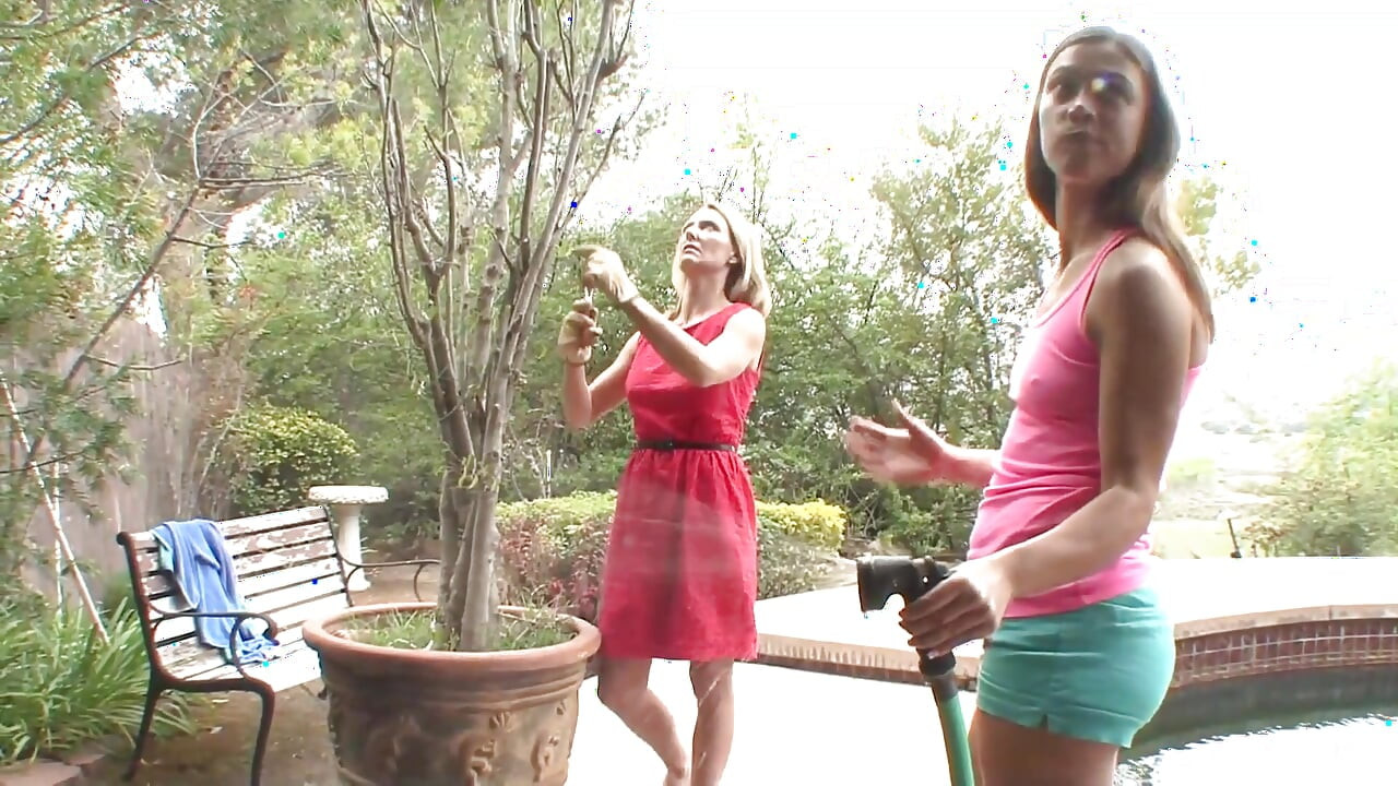 Seks lesbian yang menakjubkan dengan dua perempuan jalang panas