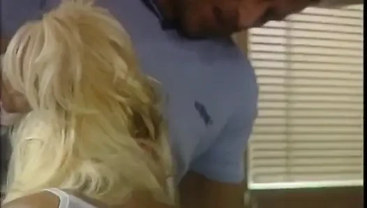 Doppelte penetration mit Cumshot im mund für retro blonde MILf