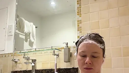 Otel küvetinde eğlence