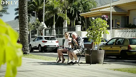 Şehvetli sarışın Mary Monroe zengin adamla harika seks