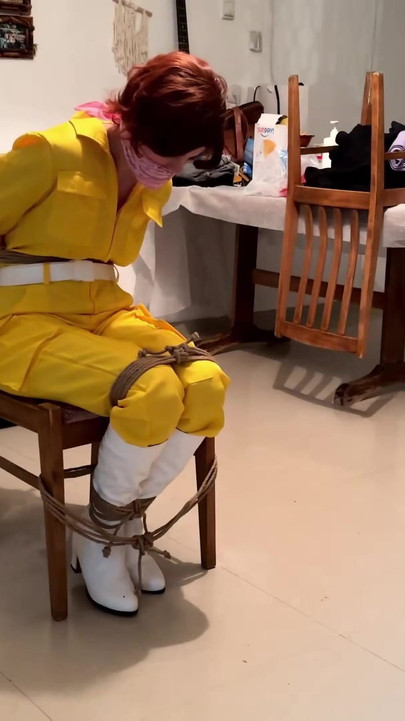 Zapanjujući trenutak iz filma "April O'neil cosplayer chairtied"