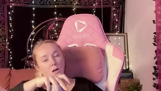 Используй огромный дилдо