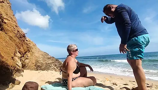 Нас чуть не застукали на пляже во второй раз, пока я мастурбирует ее