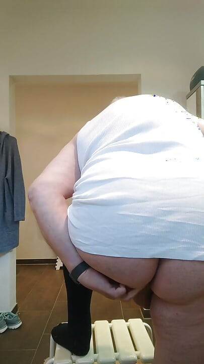 샤워하기 전에 알몸의 벌을 받는 스트립