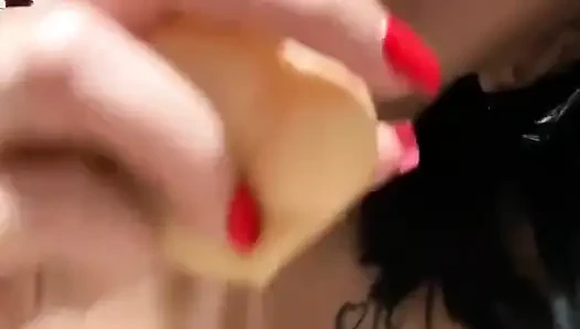 Einen großen dildo lutschen und damit ficken