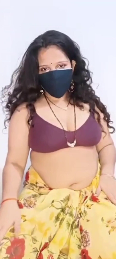 Must-see στιγμή από το "Desi Indian aunty ki jawani kya mast figure and dirty talks"