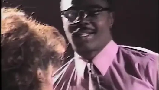 Memek berbulu hitam dan putih ngentot di kamar tidur