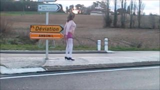 Schoolmeisje knippert op verkeerstekens aangesloten