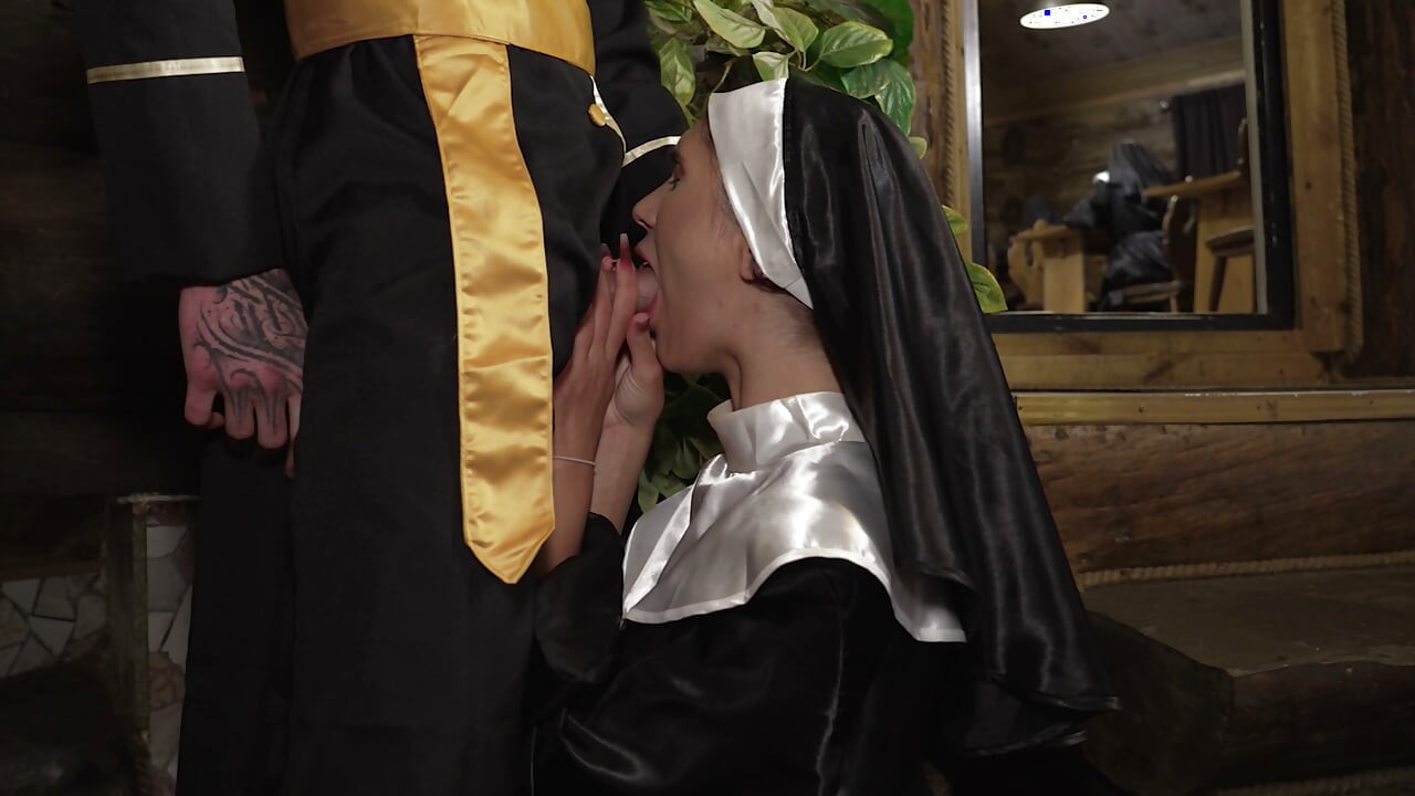 Un sacerdote depravado quiere follar a una monja, folló a una chica y terminó en ella