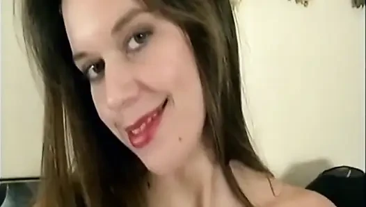 Esmer kadın iç çamaşırını soyunurken kıllı amcığını azdırıyor