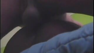 Zwarte twink krijgt diepe mond en anale neukpartij van zijn vriend op de bank