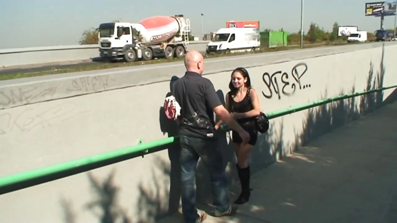 امرأة سمراء ساخنة بالكاد مارس الجنس في الهواء الطلق مثل وقحة