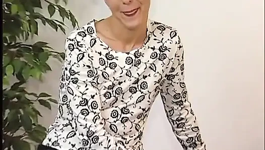 Kısa saçlı sarışın bebek oyuncu seçmelerinde amcığıyla mastürbasyon yapıyor