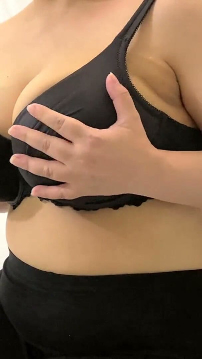Baştan çıkarıcı orta yaşlı seksi anne Faustina Pierre seni baştan çıkarmak için büyük göğüslerini ortaya çıkarmak için siyah sutyenini çıkarıyor | Klip 1