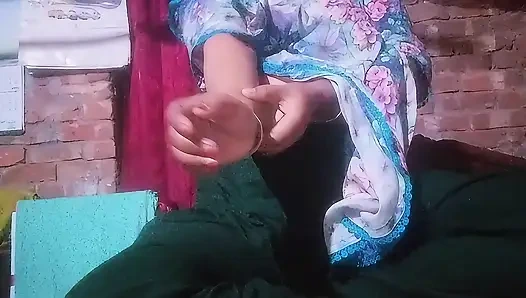 Çekici Hintli evli kadın parmaklarını çok sert oynatıyor.