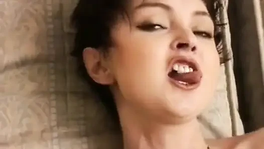 Cewek menggemaskan dengan stoking seksi disetubuhi dan dicrot