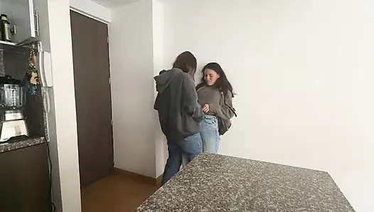 İşe gitmeden önce bir lezbiyen beni yönetiyor