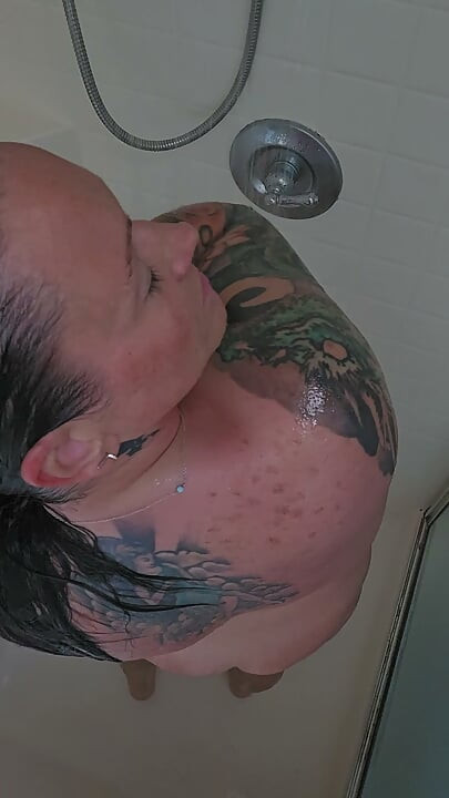 Hotwife biorąca prysznic