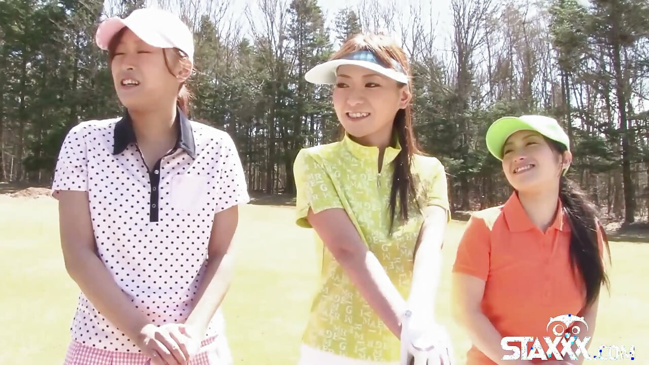 Schattige Aziatische tienermeisjes spelen een spelletje stripgolf