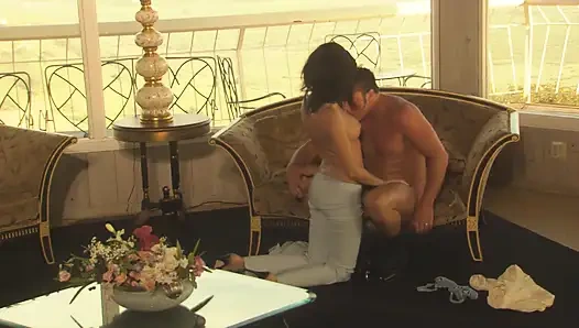 Ateşli esmer arkadan şiddetli bir şekilde sikiliyor