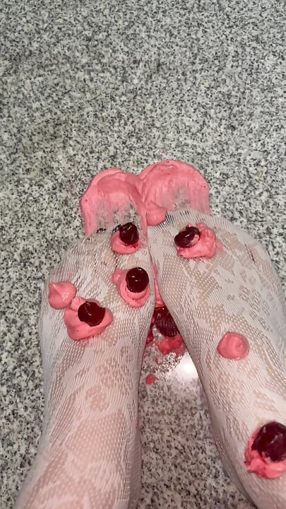 흰색 스타킹을 입고 다리를 꼬고 휘핑 크림을 가지고 노는 중