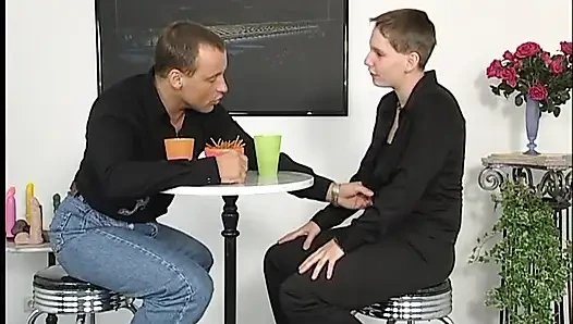 Kurze haare, brünette mit dicken möpsen bläst großen schwanz