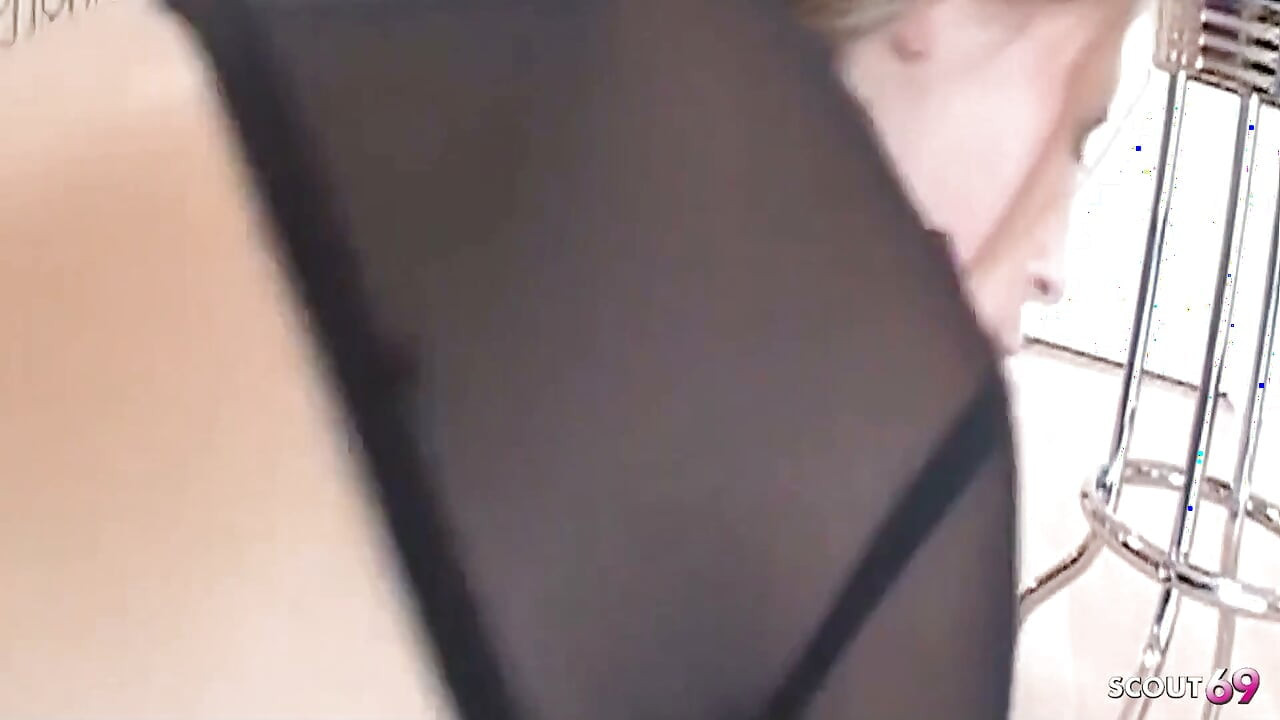 Blonde geile milf Alexa Benson krijgt haar kutje gelikt en wordt geneukt door een grote zwarte lul in een interraciaal