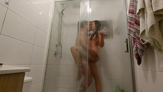 シャワーの情熱的なセックス-ラティーナ