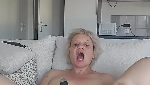 Tamamen açık Halde Vibratörümle Orgazma Ulaşana Kadar Oynuyorum