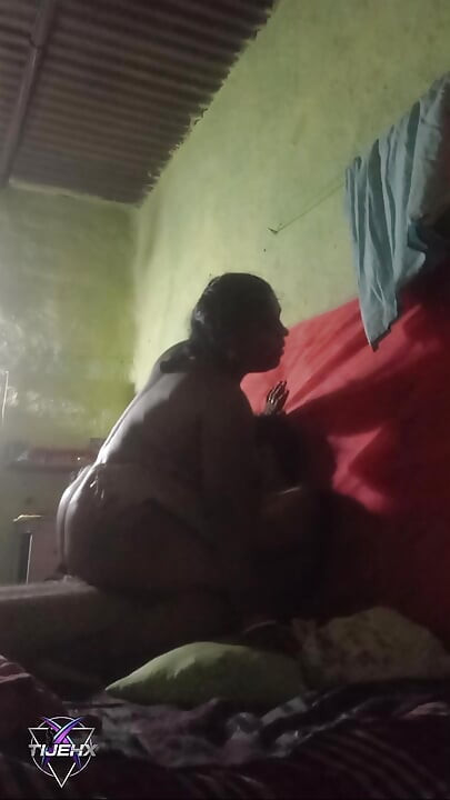 Ανικανοποίητη Ινδή χωριάτισσα γαμήθηκε με τον διάβολό της