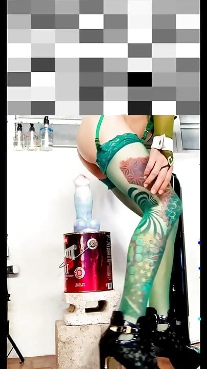 Χαριτωμένος δονητής τραβεστί καβαλάει έξω με εσώρουχα στο πλάι