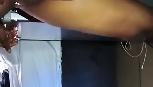 Зрелая крошка тверкает на хуище и сквиртует