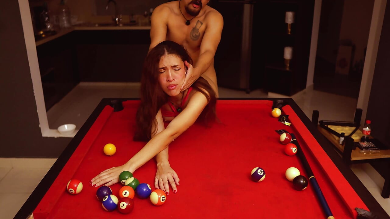당구를 치는 동안 한 창녀가 다가와서 바로 그 자리에서 섹스를 했어요