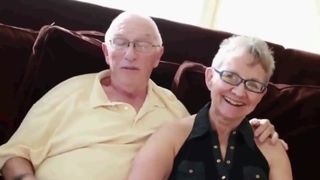 Älteres Paar lud ihren 20-jährigen Mitbewohner zum Sex zu dritt ein