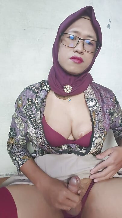 Big Boobies Hijab Shemale Mitha Dildoing Her Asshole