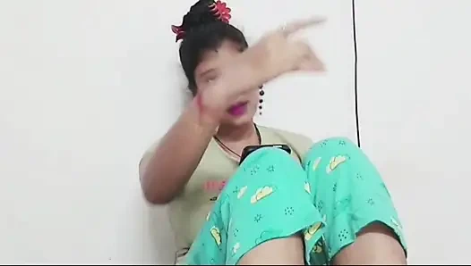 Aku menggoda saudara tiriku dengan memberinya cokelat, lalu aku menyetubuhinya dan ejakulasi di dalam dirinya.
