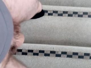 Levando meu pau para a escada no trabalho