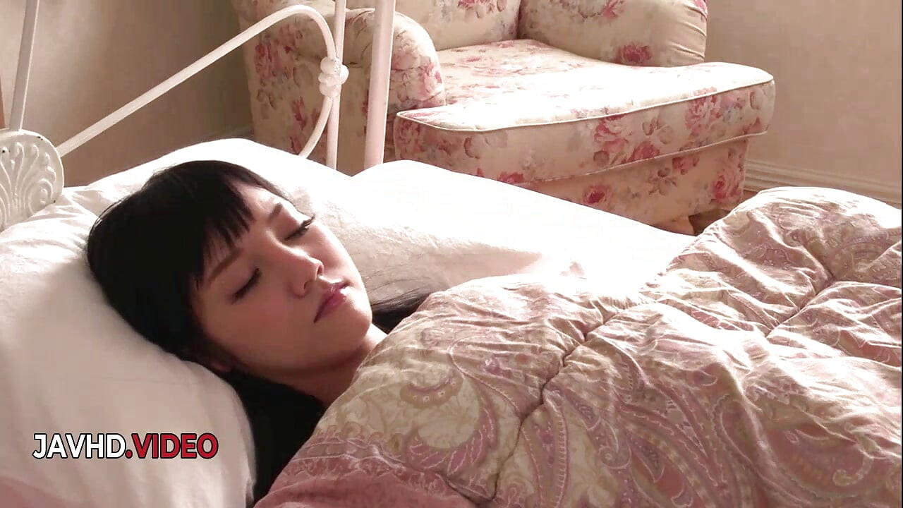 Zavodljiva japanska tinejdžerka pruža nevjerojatna azijska pušenja usred vruće trojke