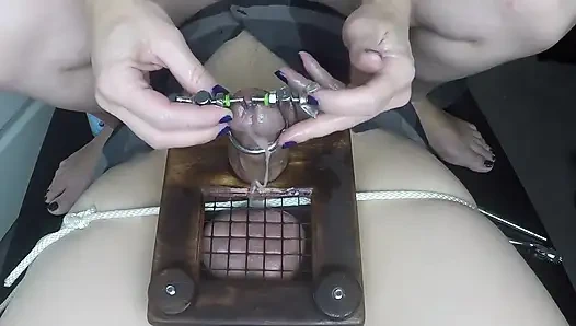 MILF benutzt mittelalterliches werkzeug, um frisches sperma zu gewinnen