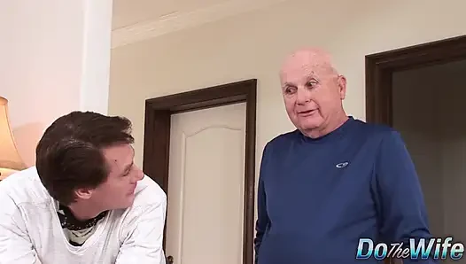 Ateşli büyük memeli Asyalı evli kadın Gaia derine alıyor ve dölleniyor