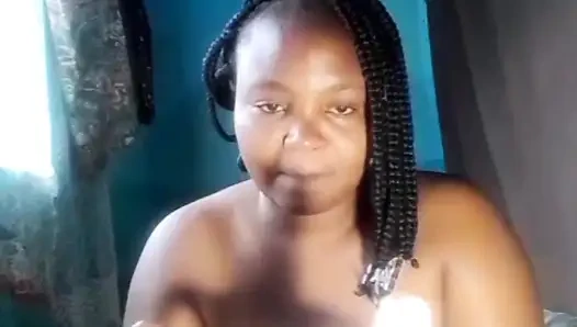 Pertunjukan memek cewek kulit hitam dengan pantat bahenol