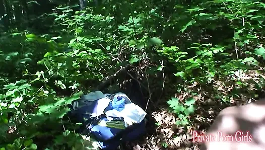 Би-девушки играют в лесу