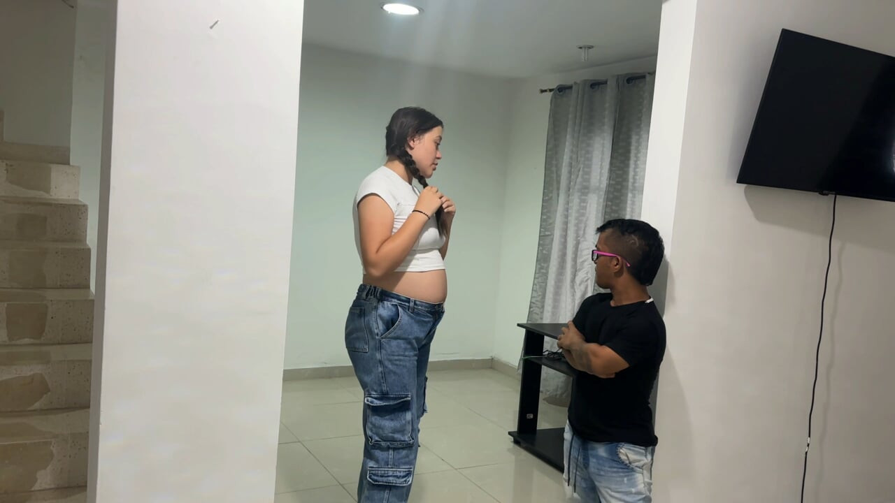 Je baise une riche consultante en immobilier enceinte pour qu’elle accepte de louer sa maison et je finisse par lui mettre mon énorme bite dans le cul.